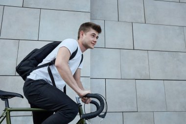 Şehirde bisiklet ile poz yakışıklı hipster adam.