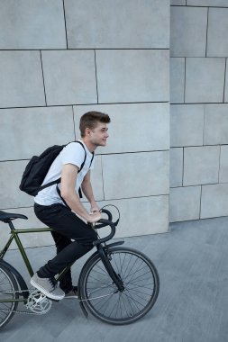 Şehirde bisiklet ile poz yakışıklı hipster adam.
