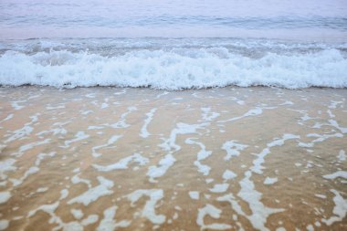 Yaz güneşi altında güzel plaj ve daraltlar