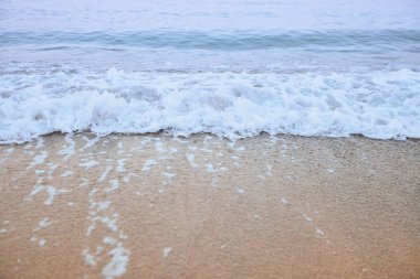 İyi plaj ve wawes arka plan olarak yaz güneşi altında