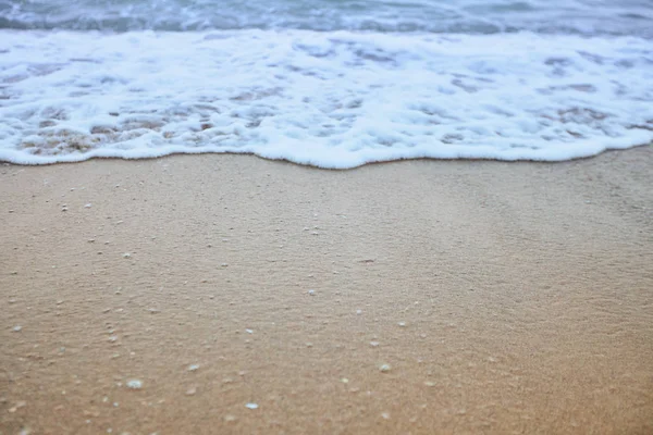 Praia fina e wawes sob o sol de verão como fundo — Fotografia de Stock