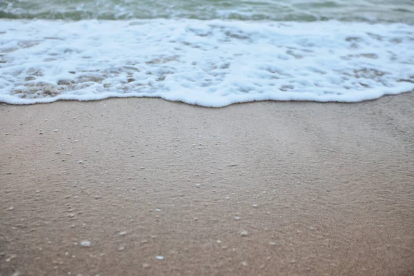 Praia fina e wawes sob o sol de verão — Fotografia de Stock