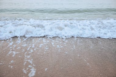 Yaz güneşi altında güzel plaj ve daraltlar