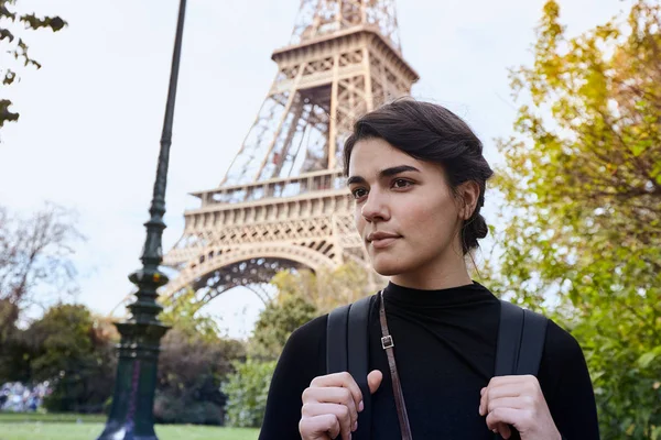 Красивая улыбающаяся девушка позирует на фоне Эйфелевой башни. Париж, Champ de Mars — стоковое фото