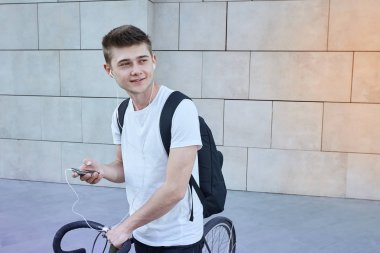 Şehirde bisiklet ile poz yakışıklı hipster adam.