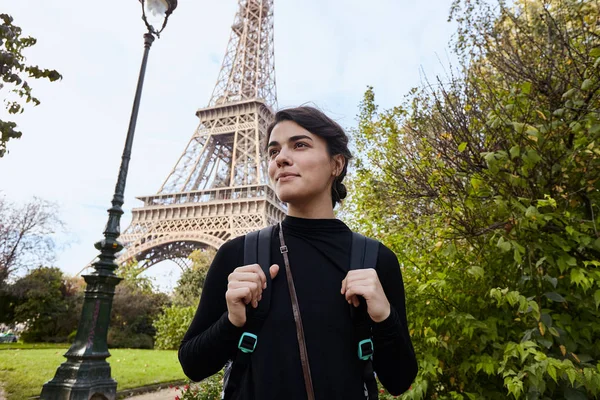 Krásná usměvavá dívka, která pózala na pozadí Eiffelovy věže. Paříž, Champ de Mars — Stock fotografie