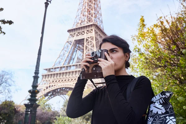 Bella ragazza in posa con una macchina fotografica sullo sfondo della Torre Eiffel. Parigi, Campione di Marte — Foto Stock