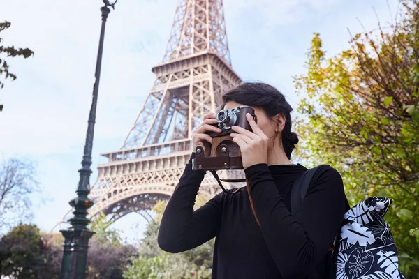 Bella ragazza in posa con una macchina fotografica sullo sfondo della Torre Eiffel. Parigi, Campione di Marte — Foto Stock