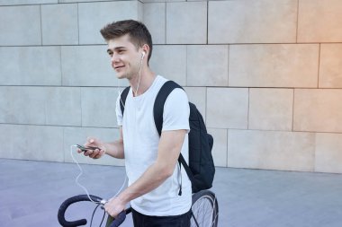 Şehirde bisiklet ile poz yakışıklı hipster adam.