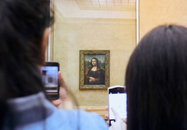 Paris, Fransa - 25 Ekim 2017: Ziyaretçiler Louvre Müzesi'nde Leonardo Davincis Mona Lisa'nın fotoğrafını çektirdi