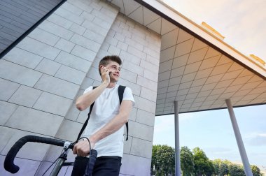Şehirde bisiklet ile poz yakışıklı hipster adam.
