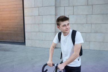 Şehirde bisiklet ile poz yakışıklı hipster adam.