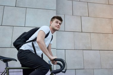 Şehirde bisiklet ile poz yakışıklı hipster adam.