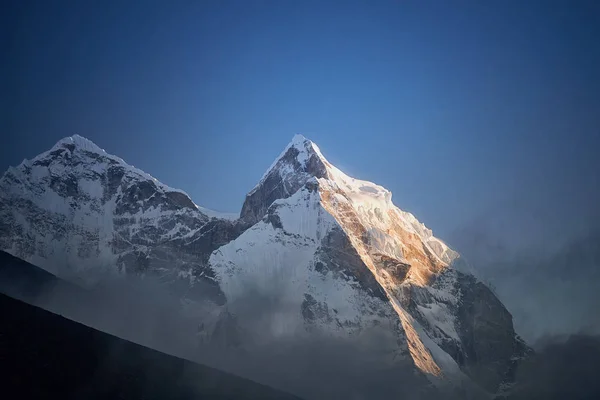 日没でヒマラヤ山脈のマウント Kangtega のビュー。ネパール エベレスト地域クーンブ谷 — ストック写真