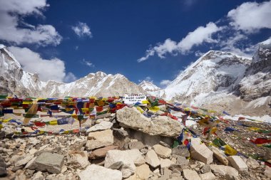 Budist dua bayrakları, Nepal, Himalayas Dağları satırları ile Everest Dağı ana kampından görünüm