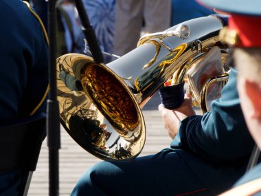 Tuba açık havada performansına bir askeri bando müzisyenin elinde