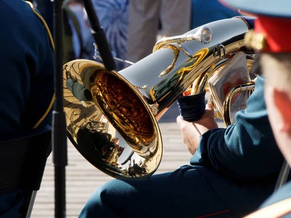 Tuba Den Händen Eines Militärischen Blasmusikers Bei Einem Auftritt Freien — Stockfoto