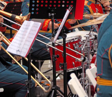 Müzisyenler bando ve onların aletleri