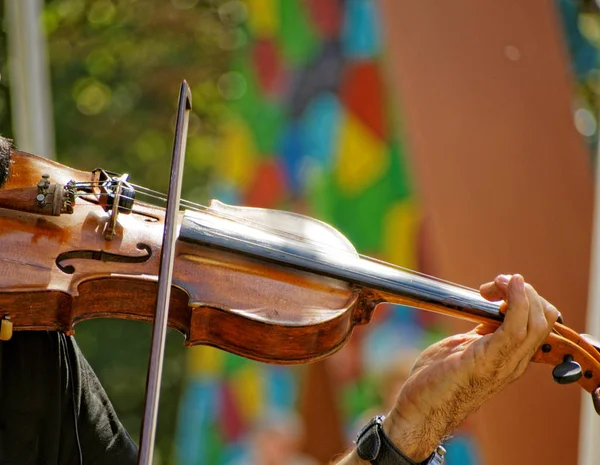Ein Mann Hält Eine Geige Und Spielt Ein Musikstück Darauf — Stockfoto