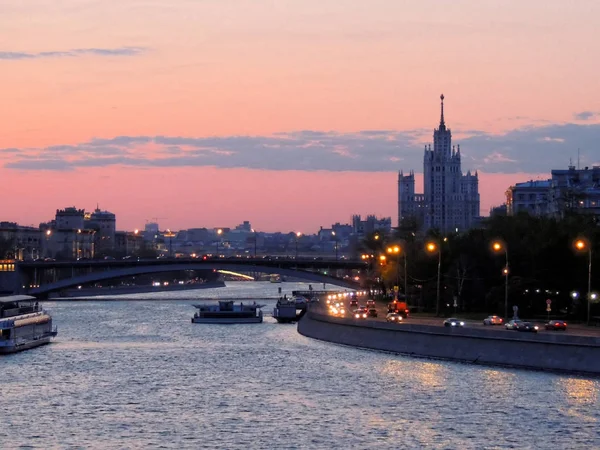 Pôr Sol Primavera Rio Moscou Moscou Perto Ponte Bolshoy Krasnokholmsky — Fotografia de Stock