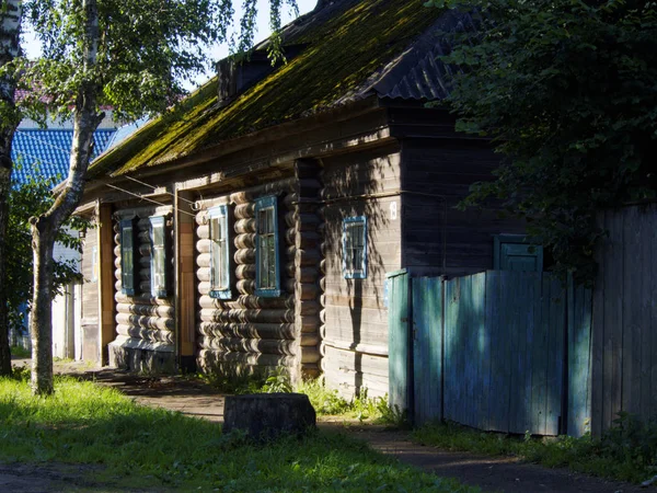 Casa Madeira Tradicional Russa Com Cerca Andar Rua Área Rural — Fotografia de Stock