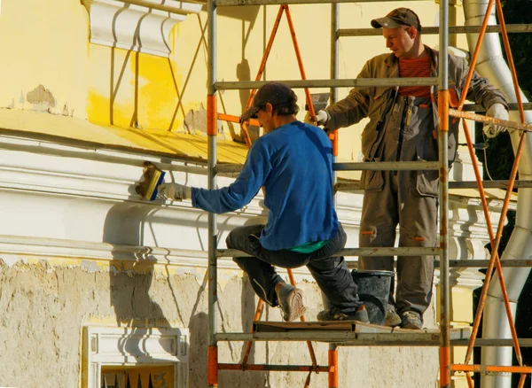 Bauarbeiter Steht Auf Einem Baugerüst Und Beobachtet Die Arbeit Eines — Stockfoto