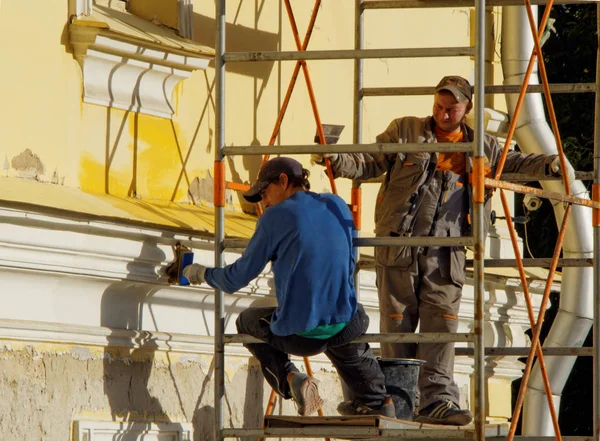 Trabajador Construcción Pie Sobre Andamios Observando Trabajo Otro Trabajador Sentado — Foto de Stock