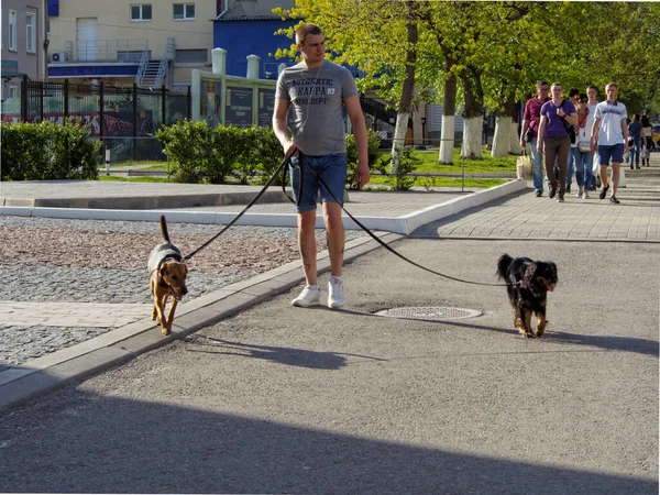 Voronezh Rusland Mei 2018 Een Jonge Volwassen Man Loopt Langs — Stockfoto