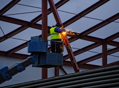 Hava çalışma platformundaki demir yapının kaynak işleri.