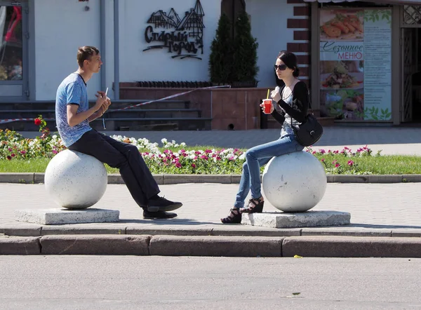 Voronezh Russia June 2016 Young Man Young Woman Sitting Large — Stock Photo, Image