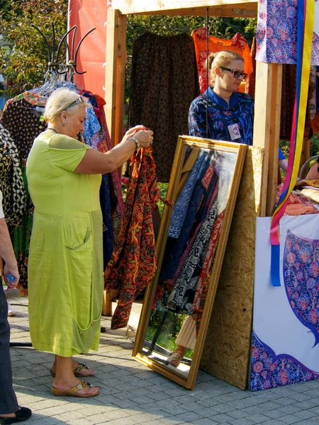 Moskau Russland August 2016 Eine Ältere Frau Betrachtet Ein Kleid — Stockfoto