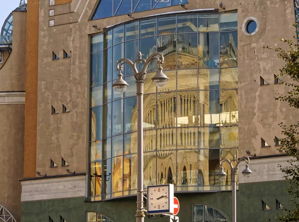 Byggnad Stadsgata Och Förvrängd Spegling Den Motsatta Byggnaden Glaset Dess — Stockfoto