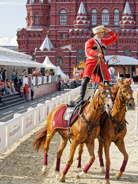 俄罗斯莫斯科 2016年9月3日 骑在切尔卡西亚和木瓜卡哈的成年男子在国家历史博物馆附近同时骑着两匹栗子马表演了一个魔术 Spasskaya Towe节 — 图库照片