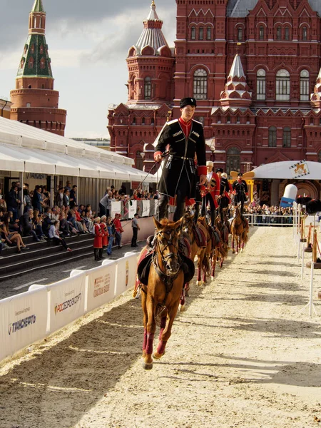 俄罗斯莫斯科 2016年9月3日 一群骑车人骑着栗子马在国家历史博物馆附近表演了一个魔术 Spasskaya Towe节 — 图库照片