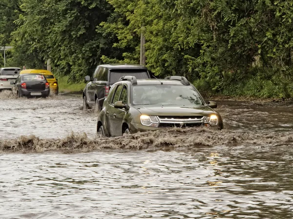 Машины Улице Наводнены Раем Стоковая Картинка