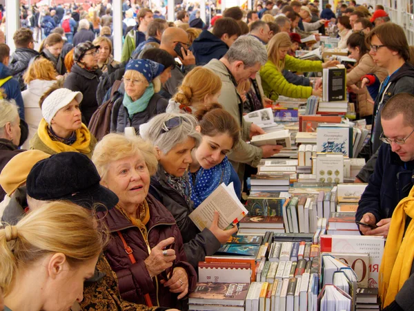 Moskwa Rosja Czerwca 2017 Nabywcy Zobacz Książki Moskiewskim Festiwalu Książki — Zdjęcie stockowe