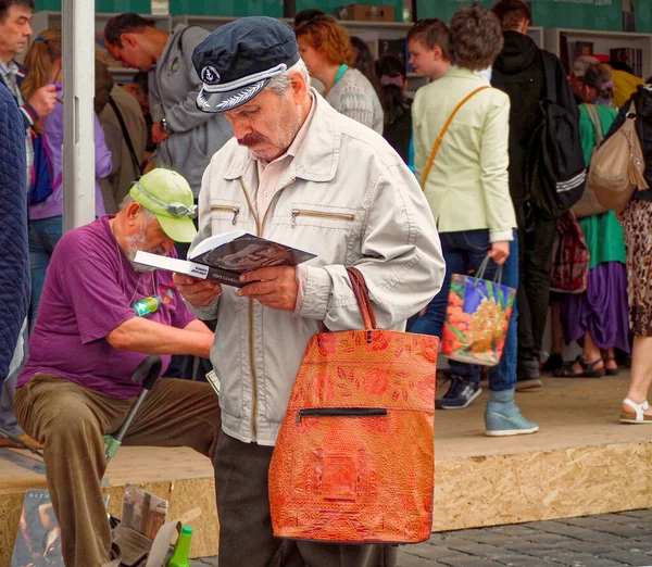 Moskau Russland Juni 2016 Ein Mann Mittleren Alters Liest Einem — Stockfoto