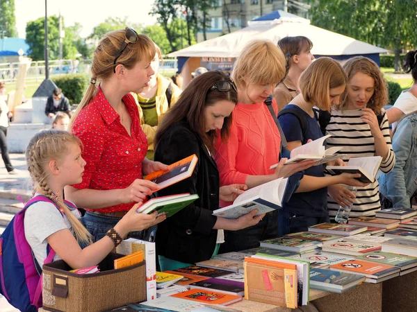 Voronej Russie Juin 2016 Les Femmes Une Adolescente Qui Achètent — Photo