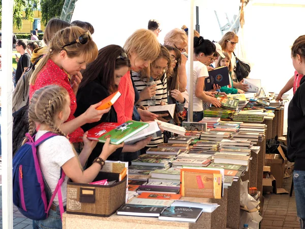 Voronezh Russia June 2016 Women Teenage Girl Examine Books Hands — Stock Photo, Image