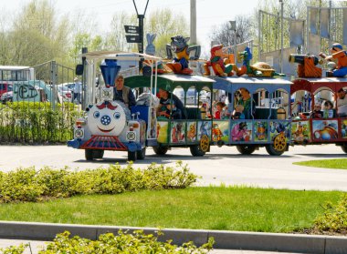 Voronezh, Rusya - 1 Mayıs 2018: Çocuklar ve aileleri şehir parkında bir çocuk trenine biniyorlar