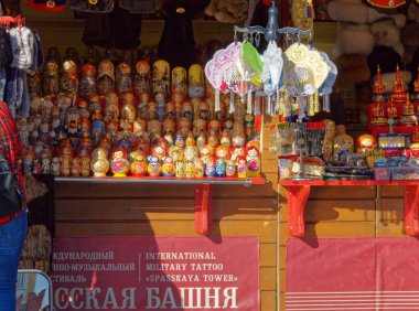 Moskova, Rusya - 22 Ağustos 2018: Geleneksel Rus Hediyelik Eşyalar, matruşka bebekleri, başlıklar, askeri ve diğer özellikler