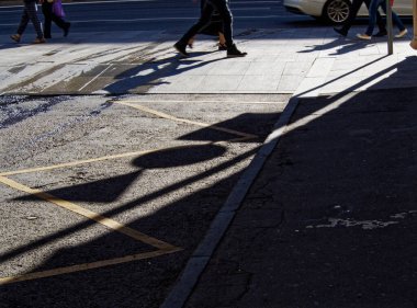 Şehrin caddelerinin kesişiminde yayalar
