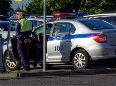 Moskova, Rusya - 9 Haziran 2018: Polis arabasının yanında polis copu tutan bir trafik polisi