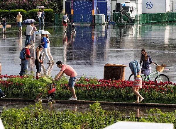 Moscú Rusia Mayo 2016 Gente Caminando Parque Durante Una Lluvia —  Fotos de Stock