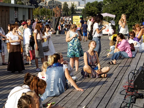 Moscú Rusia Agosto 2017 Visor Sentado Estrado Parque Ciudad —  Fotos de Stock