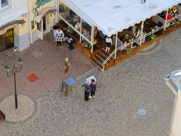 Vitebsk Bělorusko Červen 2019 Pouliční Kavárna Chodníku Její Návštěvníci Stock Obrázky