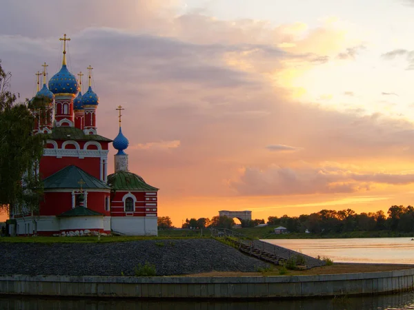 在俄罗斯乌格里奇的伏尔加河边的德梅特里厄斯教堂落日 — 图库照片
