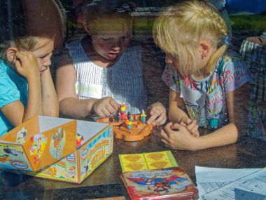 Moskova, Rusya, 27 Ağustos 2016: Bir masada oturan üç kız bir beyin sarsıntısını çözdü