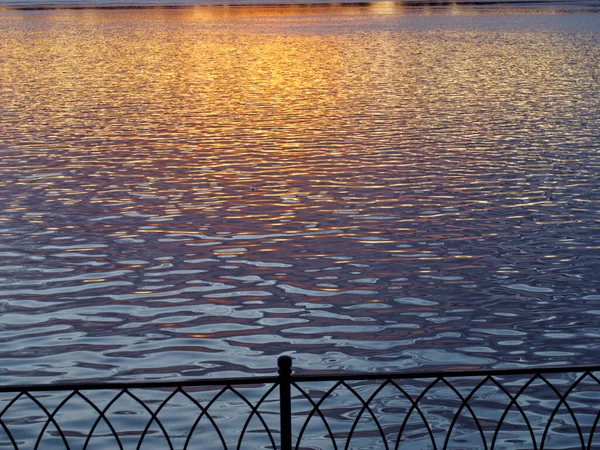 Reflexão Pôr Sol Nas Ondas Rio Aterro Cerca Imagens Royalty-Free