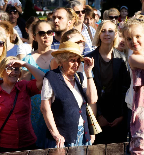 Moscow Russia June 2018 Elderly Woman Straw Hat Standing Crowd — Stock Photo, Image